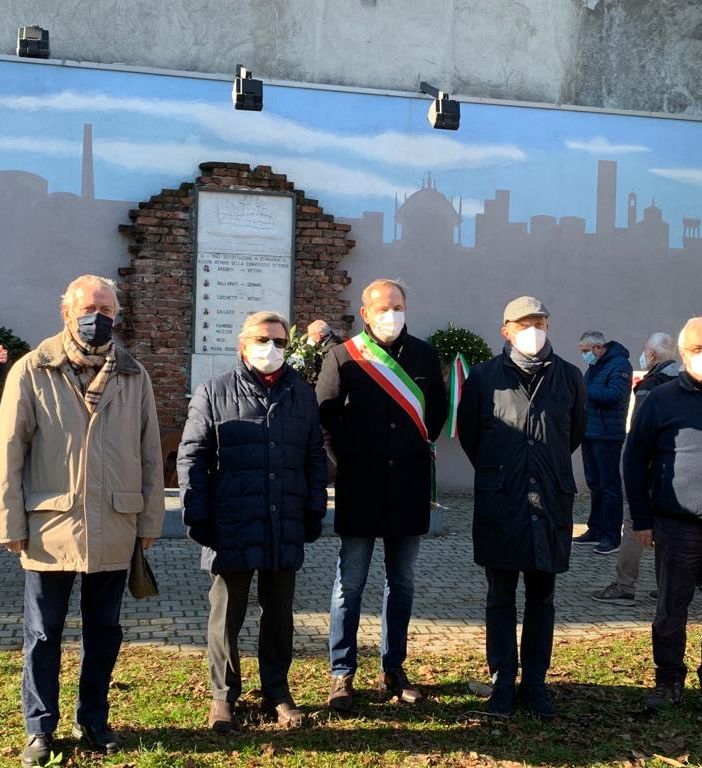 La cerimonia nel parco in memoria dei lavoratori della Comerio deportati
