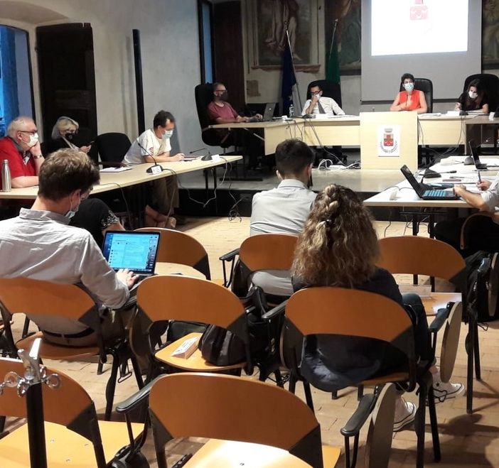 Consiglio comunale in presenza, a Lonate, prima della pausa estiva