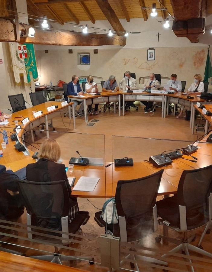 L'aula consiliare di villa Oliva