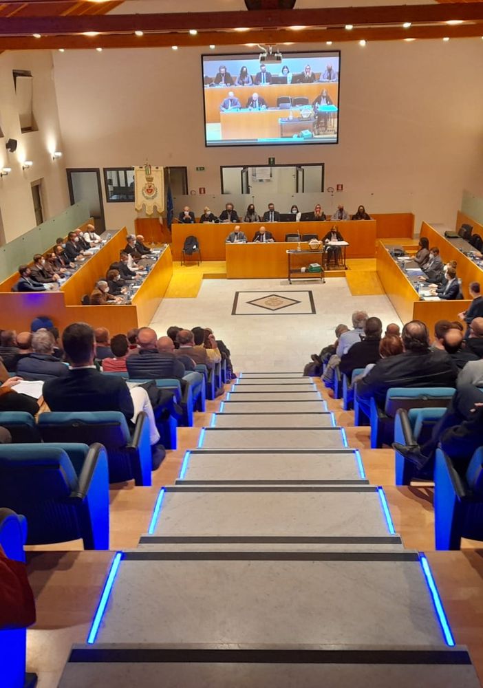 La sala consiliare di Palazzo Broletto