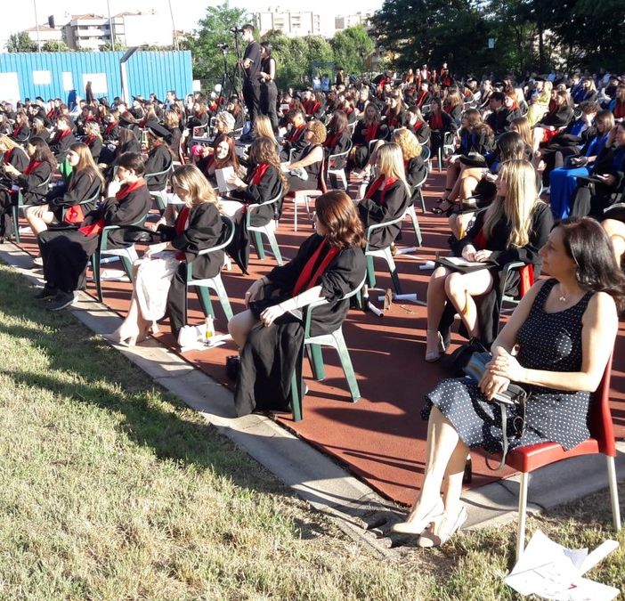 I diplomati schierati nel prato dell'Ite Tosi. Nei video e nelle foto in fondo all'articolo, le consegne dei diplomi, le autorità che hanno partecipato alla cerimonia e, naturalmente, il lancio del tocco