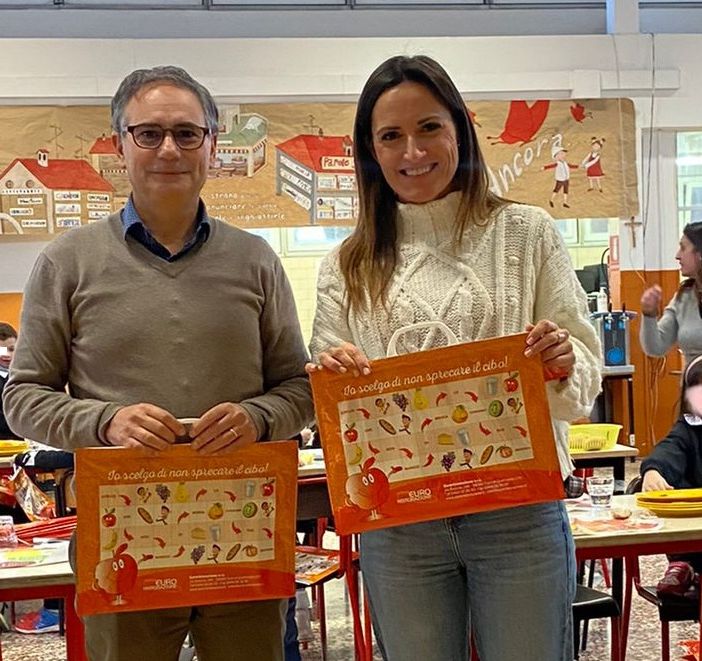 Il dirigente scolastico Daniele Chiffi e l'assessore Claudia Mazzetti con i sacchetti antispreco