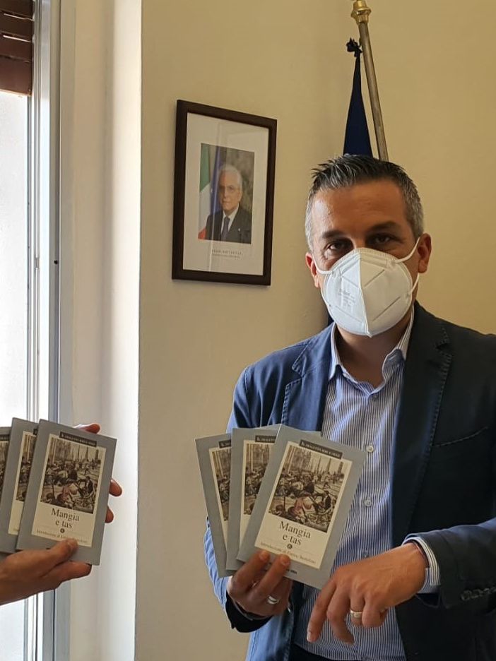Cassano, l’azienda Pellegrini dona venti libri sul dialetto milanese alla biblioteca