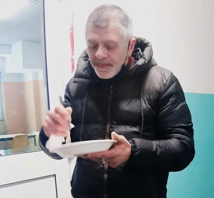 Il sindaco Enrico Puricelli mentre assaggia il cibo alla mensa