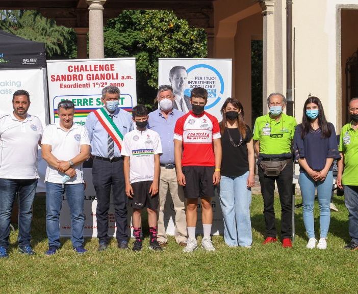 La premiazione degli esordienti vincitori al Memorial Sandro Gianoli (foto di Giordano Azzimonti)