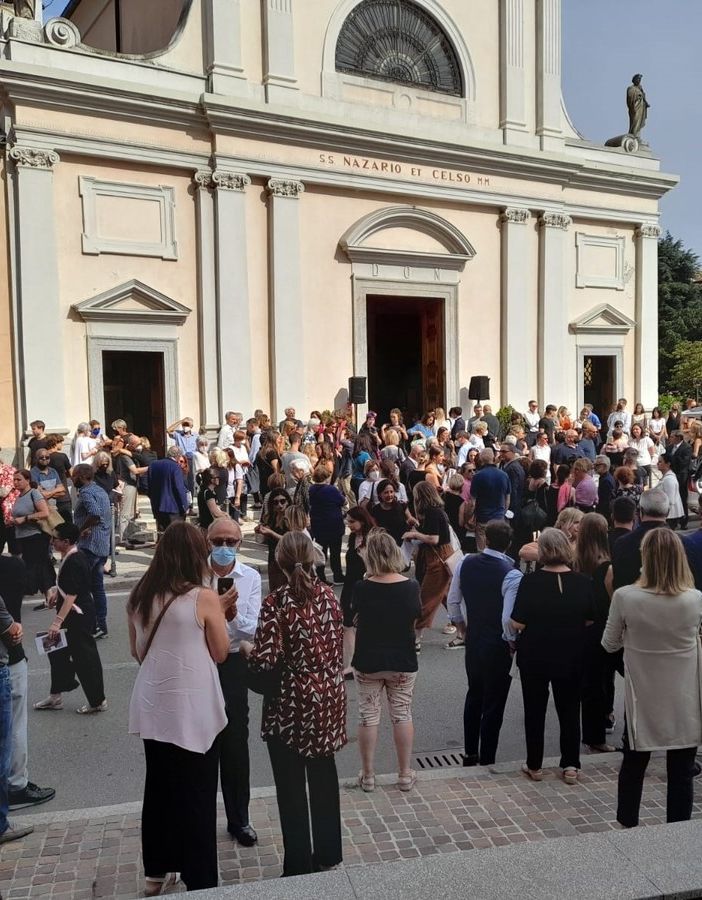 I partecipanti al funerale di Luciana Zaro hanno prolungato il loro abbraccio all'esterno della chiesa