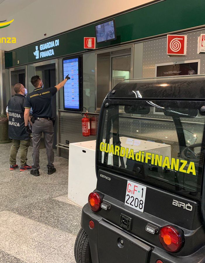 Riti propiziatori e cocaina: la Guardia di Finanza smantella un'organizzazione criminale nigeriana che importava droga a Malpensa
