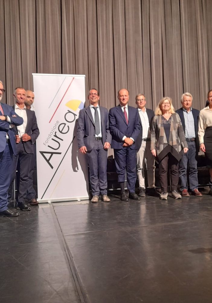 Foto di gruppo finale per ospiti e componenti di Fondazione Aurea