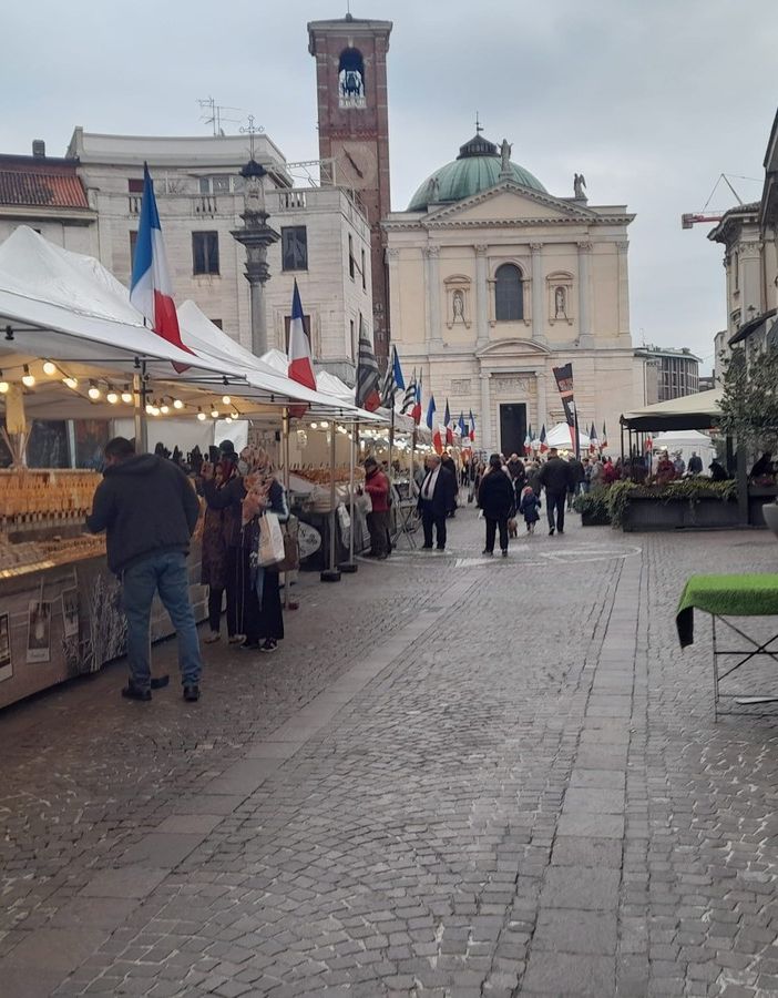Il mercatino regionale francese di nuovo  a Gallarate, ritorno subito apprezzato