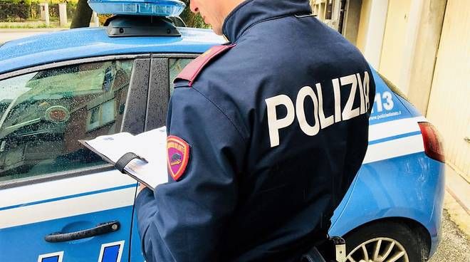 Busto, sorpreso a prepararsi una dose di eroina nella cabina delle fototessere della stazione