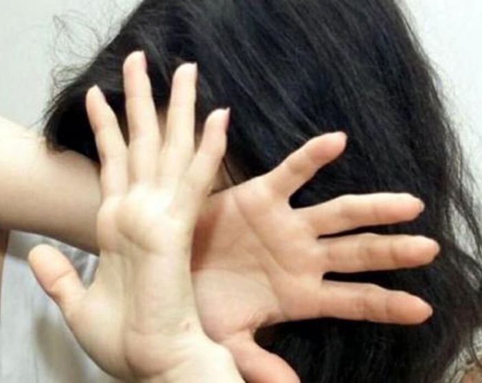 Minacce, pugni e maltrattamenti alla moglie davanti ai figli minorenni: marito violento allontanato dalla polizia