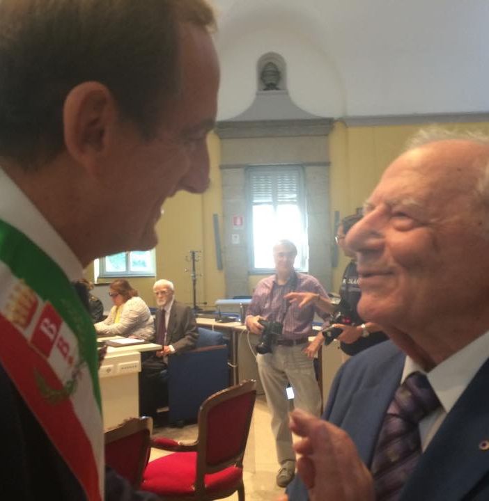 Giordano Chatzivassiliou quando fu premiato dal sindaco Antonelli a Busto