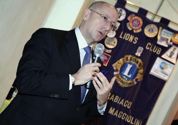 Il cavalier Danilo Francesco Guerini Rocco. Sotto, la breve cerimonia online con la presidente della Fondazione Lions Clubs