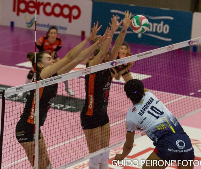Hardeman (Mondovì) in attacco nel match contro il Macerata, foto Guido Peirone
