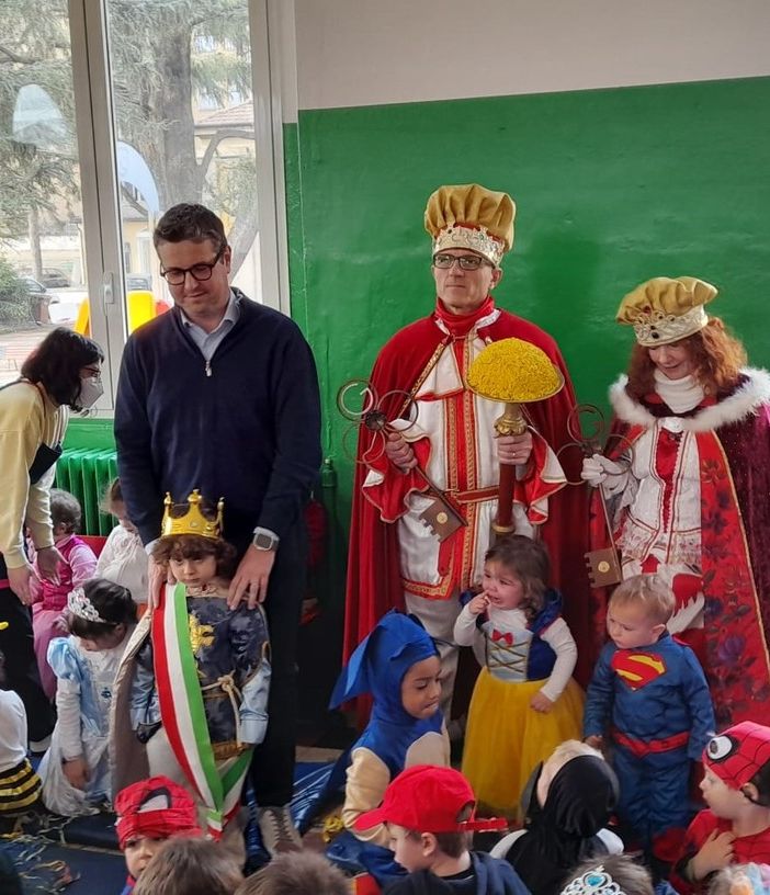 I bambini della Ponti con il sindaco e i sovrani del carnevale gallaratese