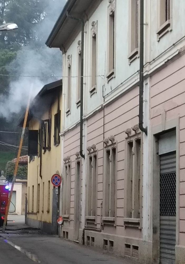 Fiamme a Cassano Magnago, 18enne sfugge all’incendio della sua casa