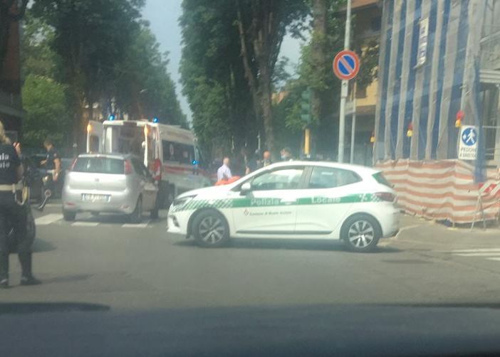 Auto e portavalori si scontrano all'incrocio dell'ospedale di Busto Arsizio