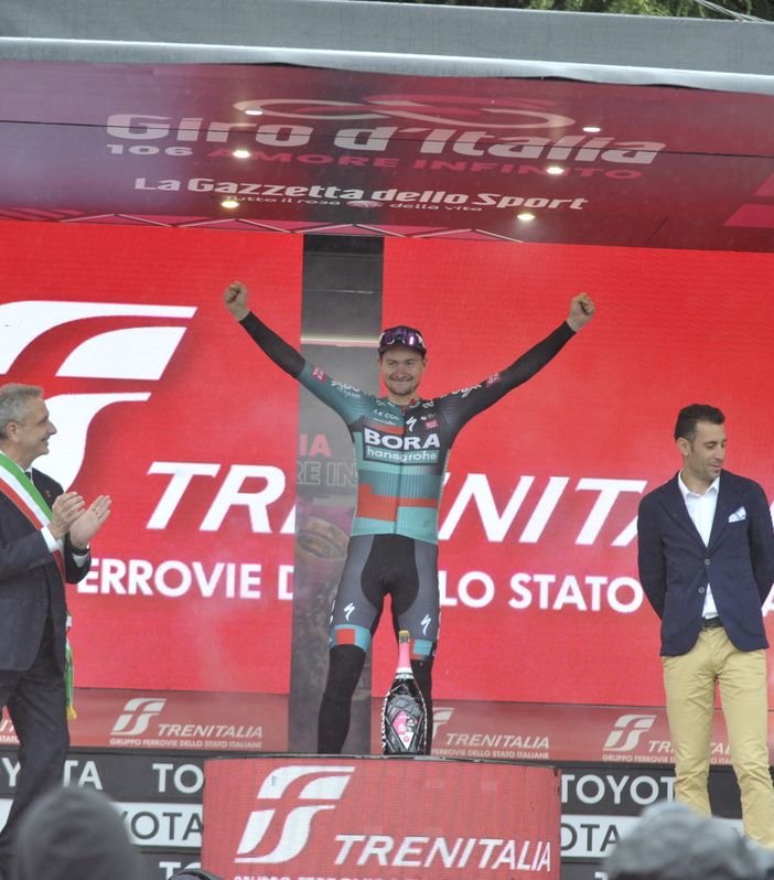 La nuova maglia rosa, Nico denz, sul podio di Cassano - Foto Roberto Regazzoni