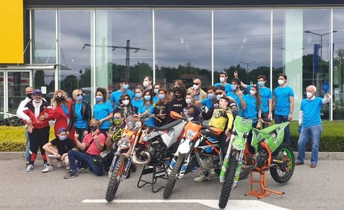 Foto di gruppo a margine della mototerapia di domenica 16 maggio - Foto dalla pagina facebook di &quot;Mai paura&quot;