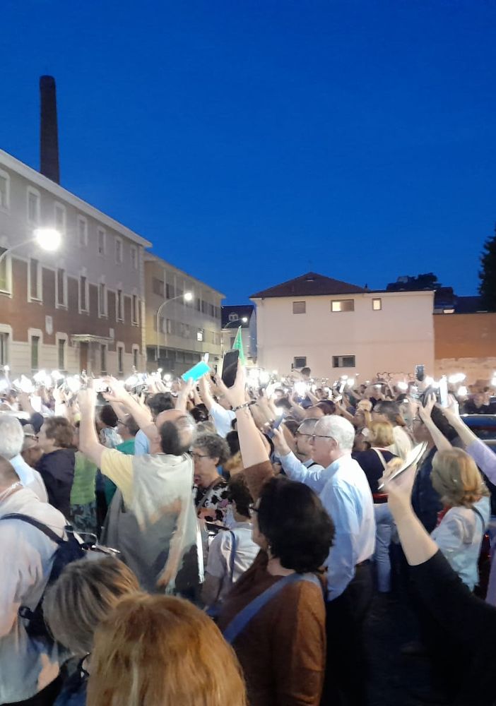 La manifestazione dell'8 giugno in via Pastori, davanti all'ingresso del Sant'Antonio Abate