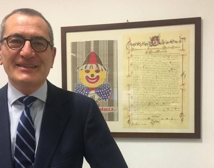 Marino Vago, nell'azienda di famiglia a Busto Arsizio: accanto si vede il Tarlisu, maschera operosa della città dedicata proprio a un tessuto