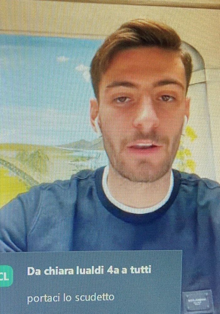 Il professor Matteo Gabbia sale in cattedra al liceo “Pantani” di Busto: «Cercate sempre la felicità in quello che fate»