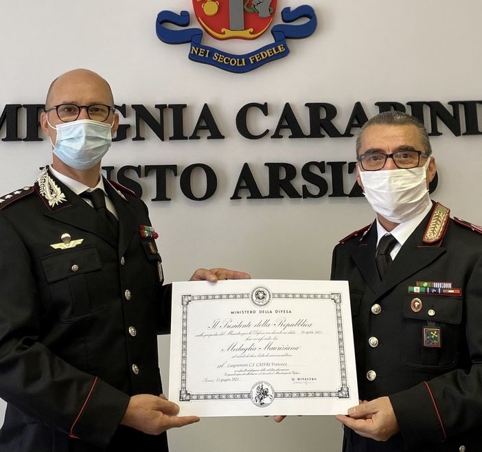 Cinquant'anni al servizio dell'Arma: il comandante della stazione dei carabinieri di Busto Francesco Caseri riceve la Medaglia Mauriziana