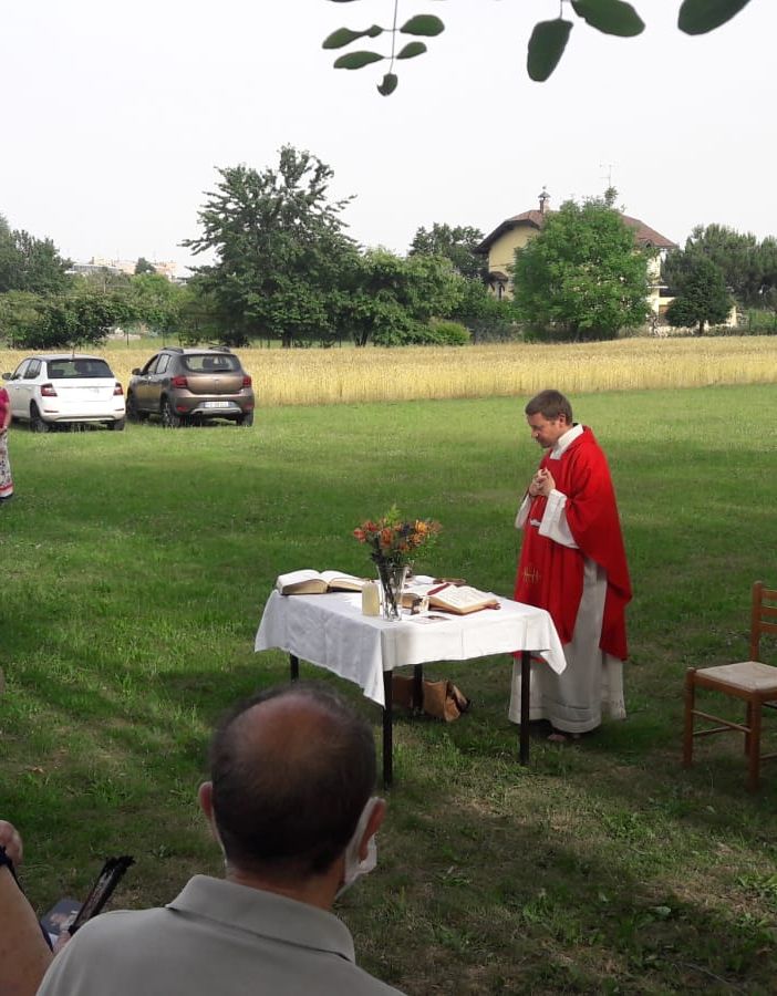 La messa in ricordo di don Isidoro. Nel video in fondo la riflessione di don David Maria Riboldi sulle vite dei Santi