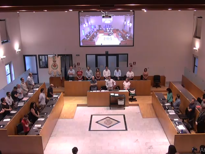 Il minuto di silenzio osservato dall'aula per Edoardo Guenzani