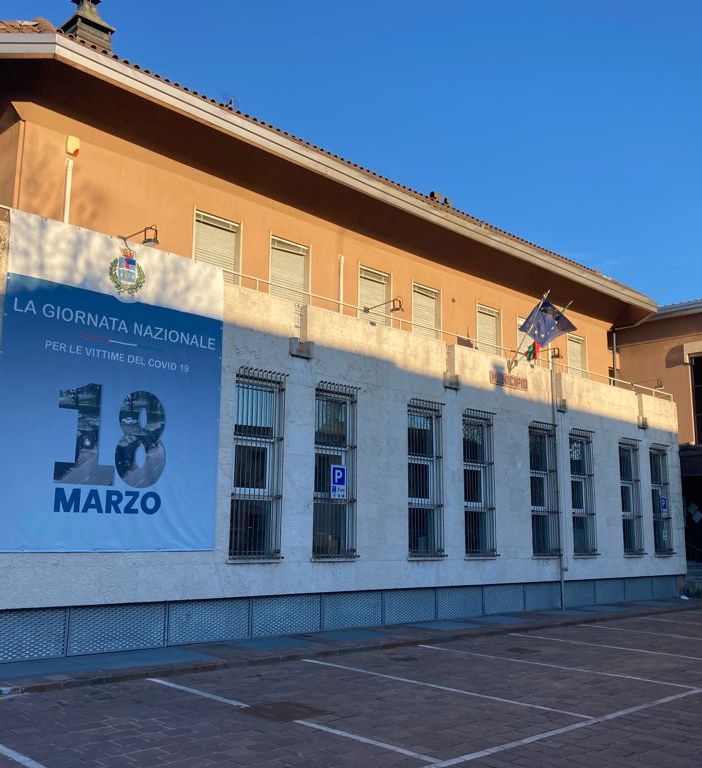 Un telo all'esterno del Municipio di Solbiate Olona ricorda la Giornata nazionale per le vittime del Covid-19
