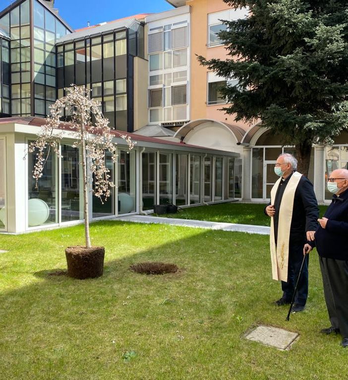 La Provvidenza mette a dimora una pianta di ciliegio nella giornata in memoria delle vittime del Covid. «Il ricordo degli anziani nei nostri cuori»