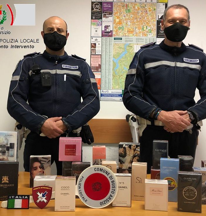 La merce sequestrata dalla Polizia locale di Busto