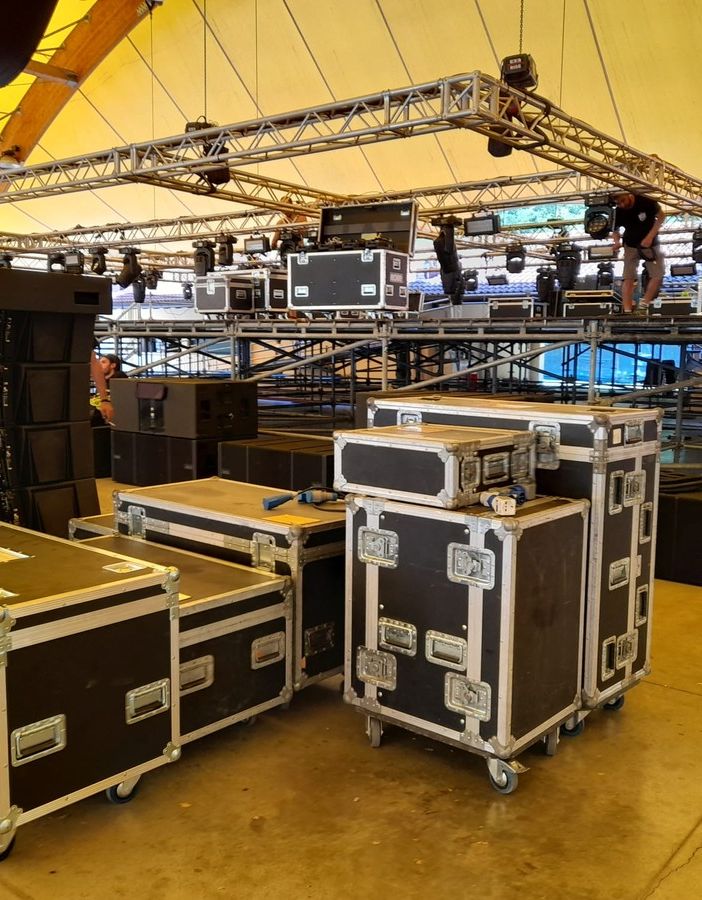 Palco in allestimento per il Woodoo Fest 2022