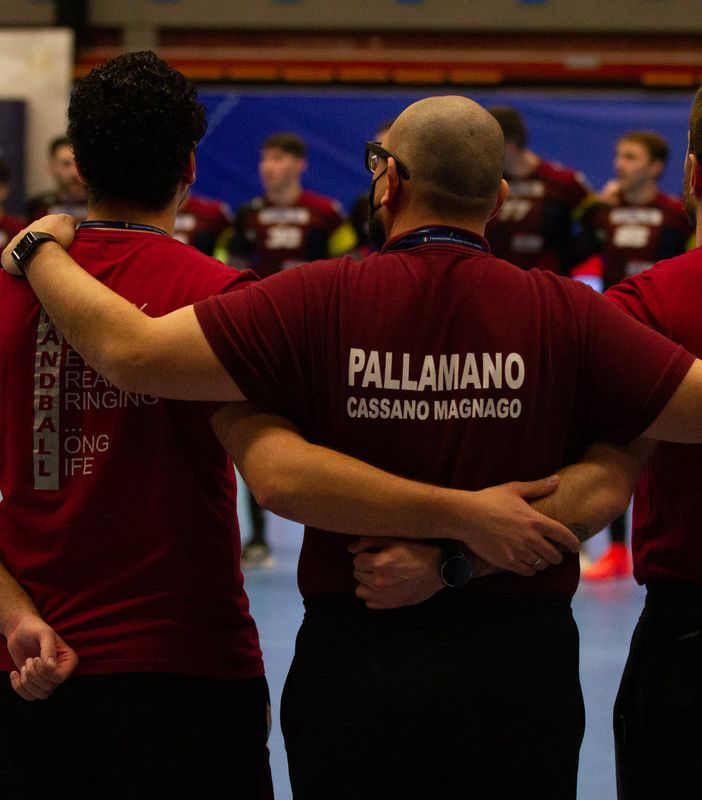 Nella foto di Davide Bianchi, da sinistra Sasa Milanovic (viceallenatore maschile e allenatore della femminile) Cristiano Braggion (presidente del Cassano Magnago Handball Club) e Davide Kolec (allenatore della maschile)