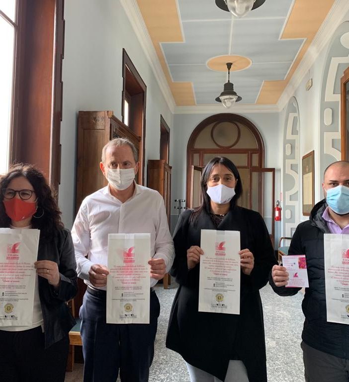 Da sinistra Cinzia Di Pilla, Emanuele Antonelli, Arianna Gussoni e Matteo Sabba. Sotto i sacchetti con i riferimenti evidenziati