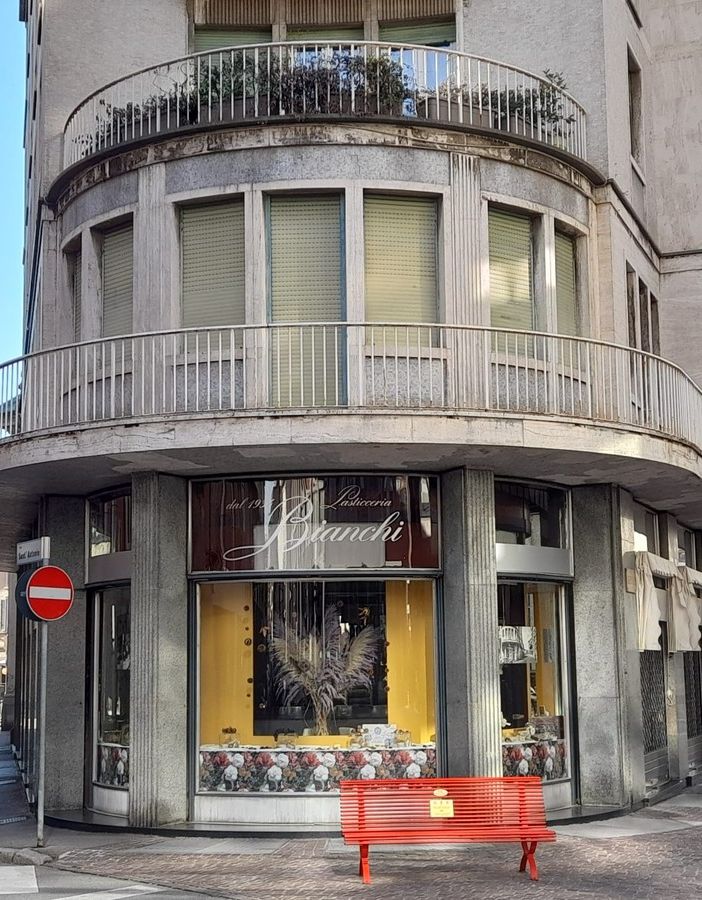 Pasticceria Bianchi, vetrina in largo Camussi