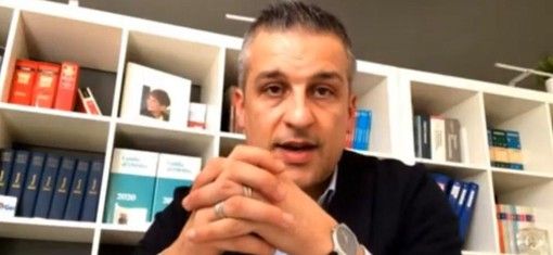 Il sindaco Poliseno stoppa il traffico davanti ad alcune scuole, per migliorare la sicurezza in entrata e uscita dai plessi
