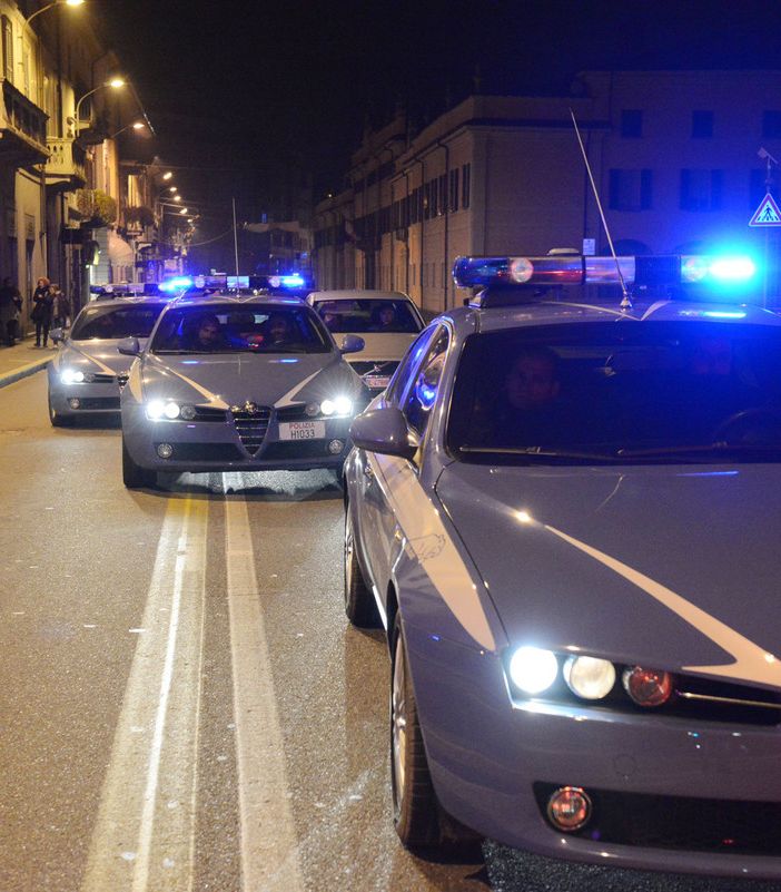 La banda della Ford rossa presa dalla polizia dopo un colpo in appartamento. Per darsi alla fuga hanno speronato la Volante