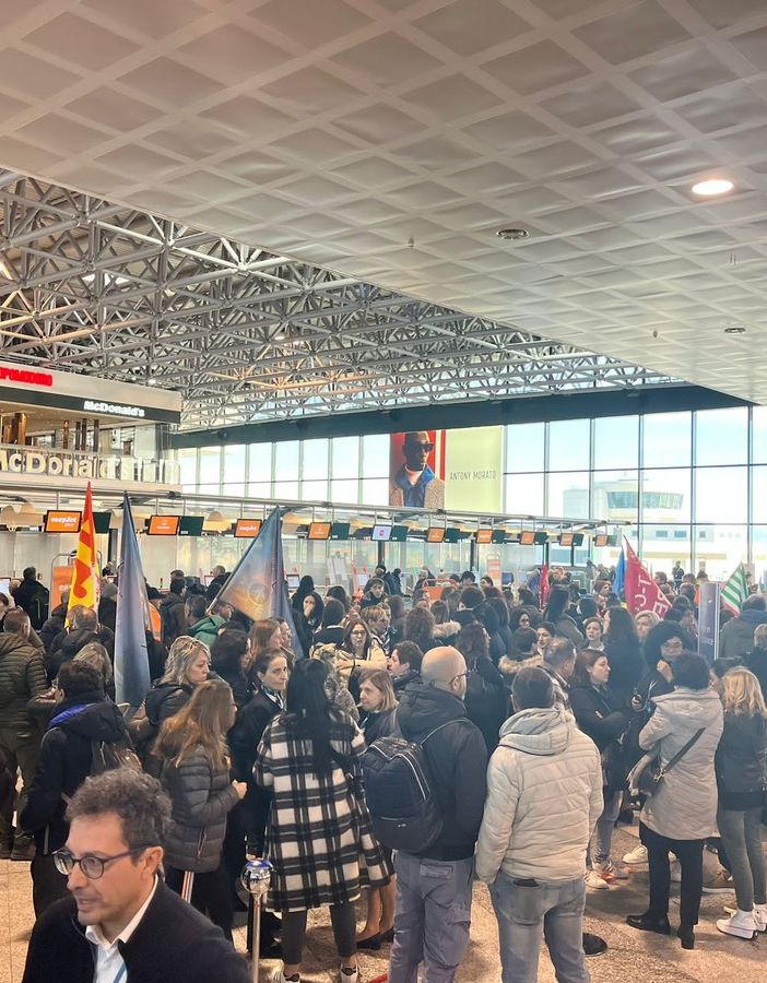 A Malpensa la protesta dei lavoratori tra i passeggeri: «Con il cambio di appalto a rischio i nostri diritti»