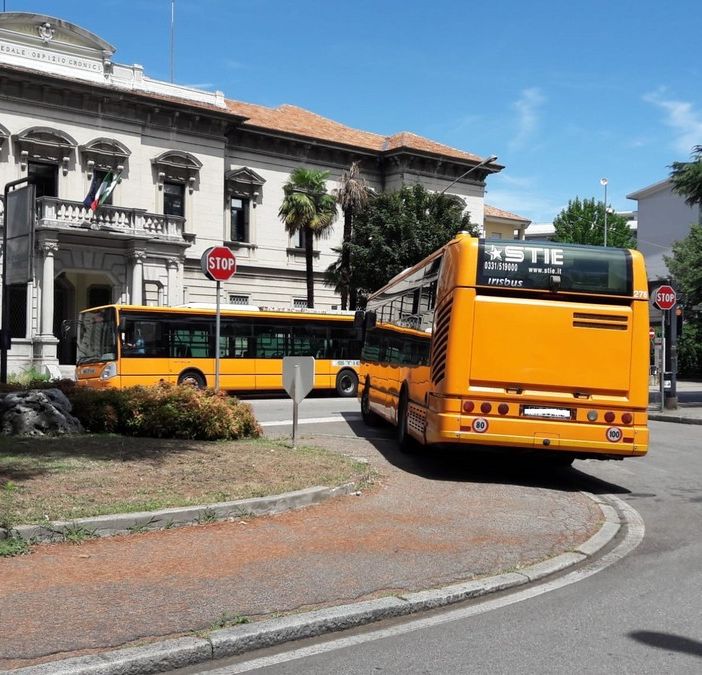 Piazzale Solaro: cappuccio, brioche e gas di scarico. Si spera per poco