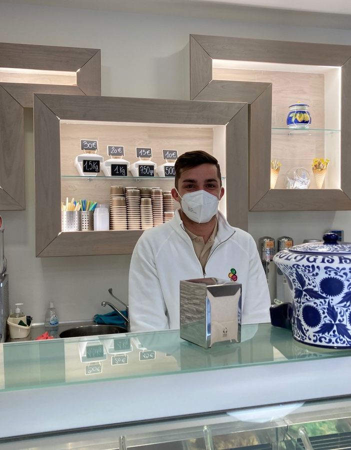 Riccardo Fedele al bancone della sua gelateria di Marnate