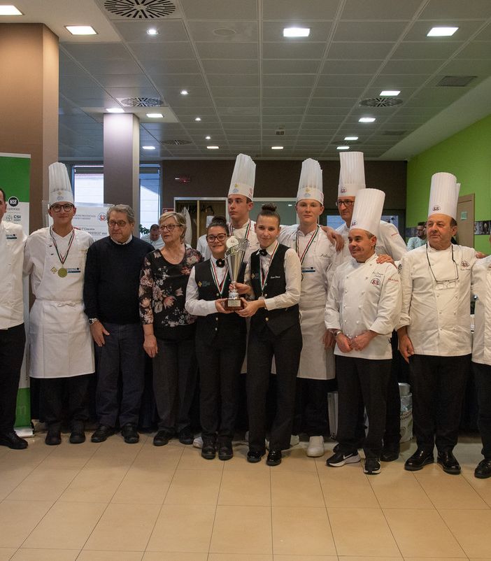 I genitori di Matteo Restelli con la giuria e i premiati