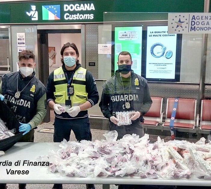 Malpensa, in valigia 50mila medicinali senza documentazione. Passeggera denunciata