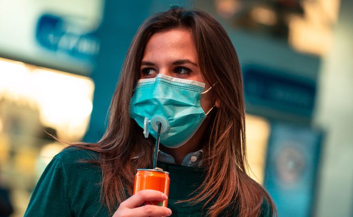 «Bere senza togliere la mascherina è realtà». L’invenzione di un 23enne di Legnano