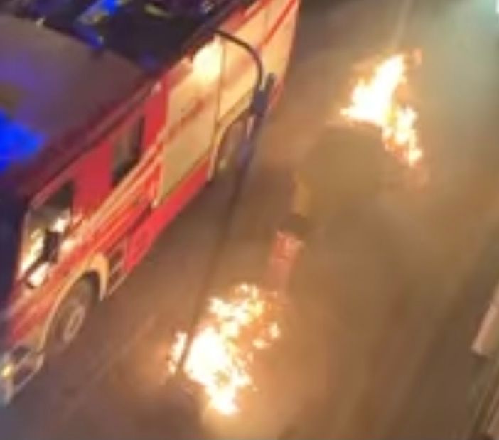 Le fiamme la scorsa notte in centro a Saronno (foto da un video pubblicato da ilSaronno.it)