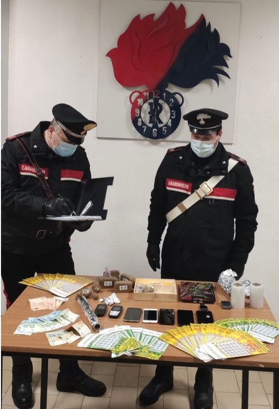 Spaccio di droga ed estorsione, blitz dei carabinieri: due giovani in manette, un terzo ricercato