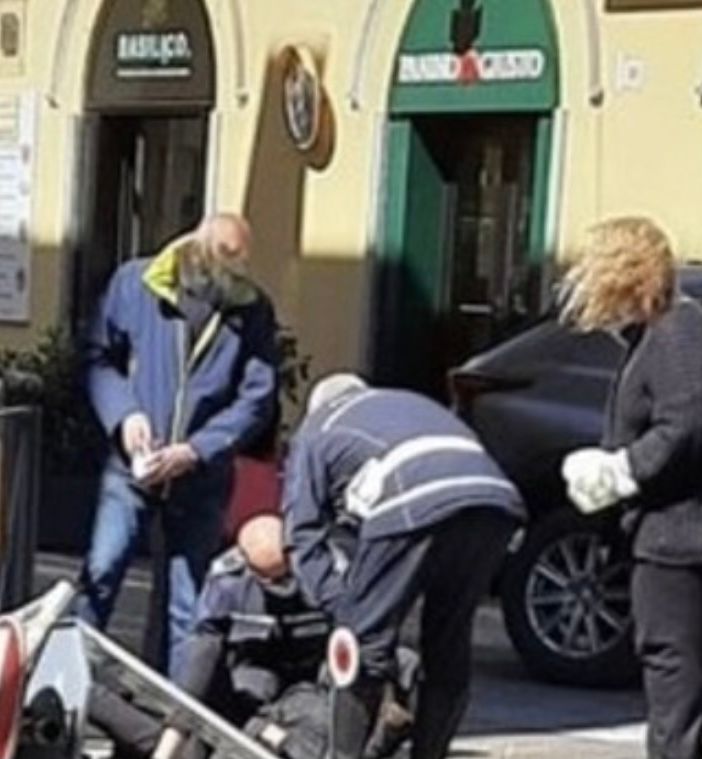 Il vento ha divelto un palo della segnaletica in via Veratti, ferita una donna