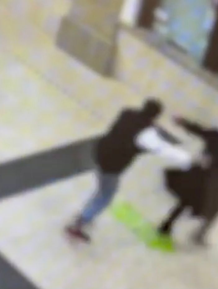 Senza tetto rapinato in stazione a Busto: ecco il video dell'aggressione