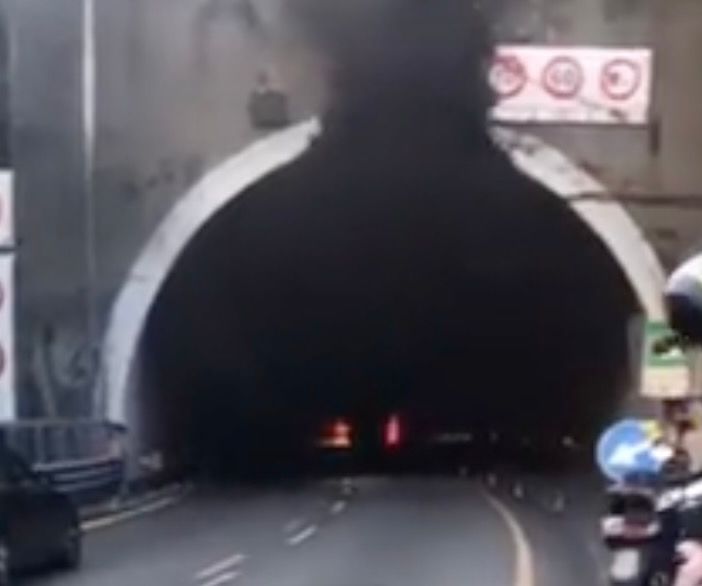 VIDEO - Camion in fiamme in galleria sull'A10. Fumo nero e traffico bloccato