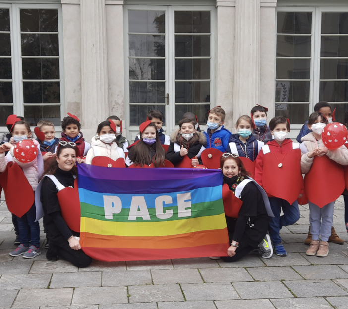 Un flash mob per la pace con i bimbi delle elementari di Castellanza